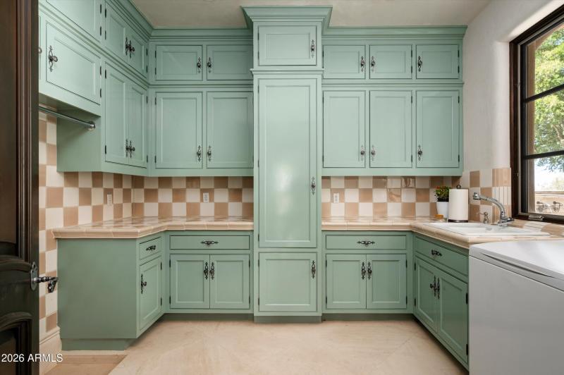 1 od 3 laundry spaces