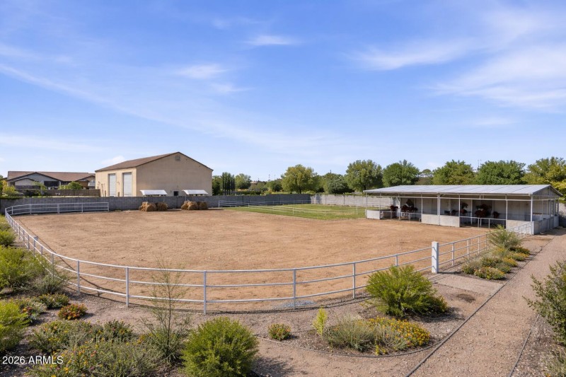 Equestrian property under a clear sky