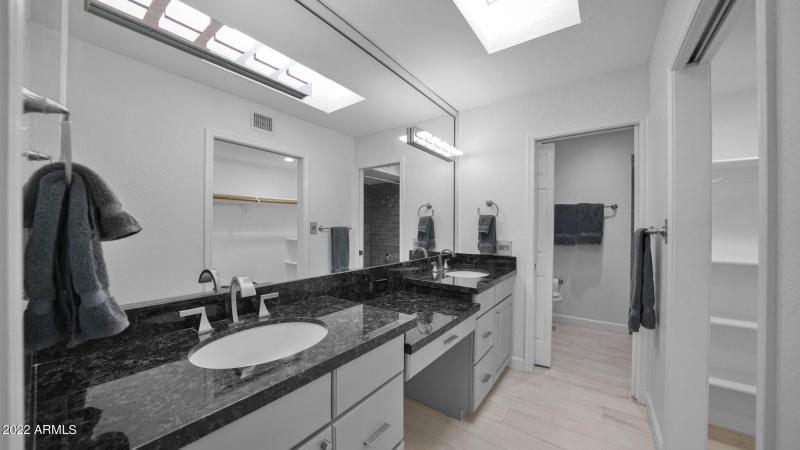 AV 89 Master bathroom