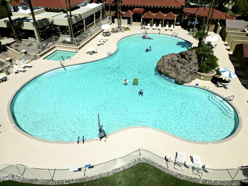 Huge_Community_Pool_with_Water_Feature