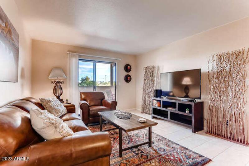 540 S West Rd Unit 21-small-001-2-Living