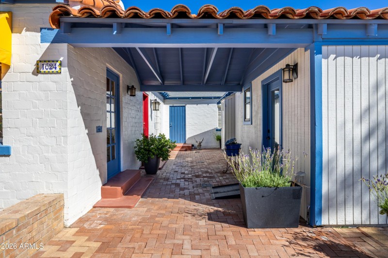 Breezeway/Entry