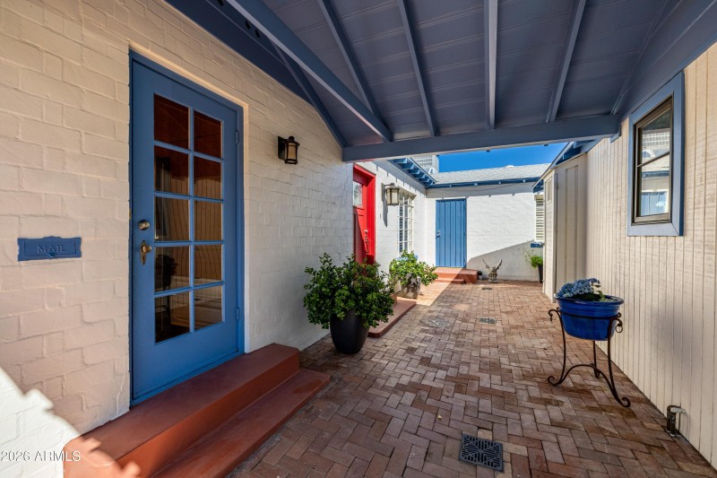 Breezeway/Entry
