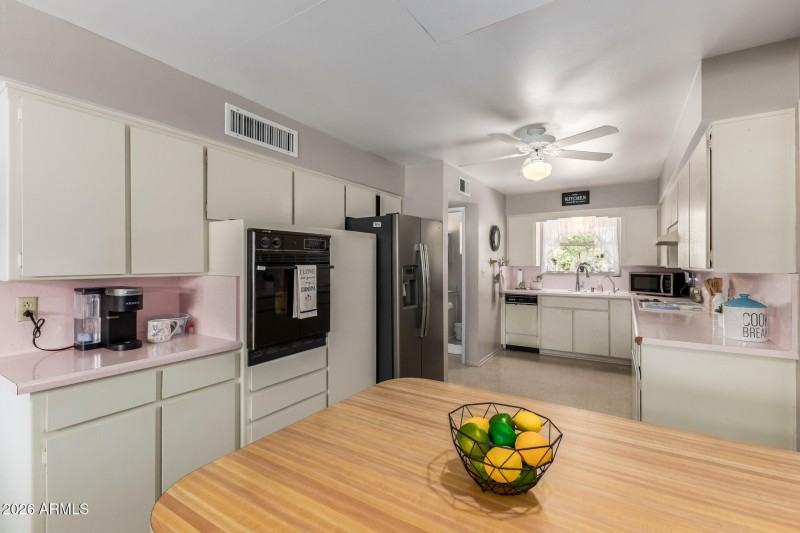 LARGE KITCHEN