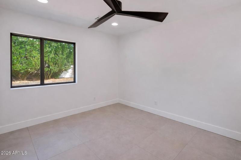 9027N82ndSt_vac (2)