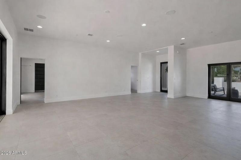9027N82ndSt_vac (9)