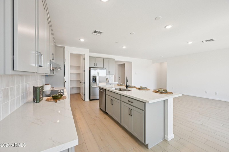 17-web-or-mls-W Brown St-S2703-017