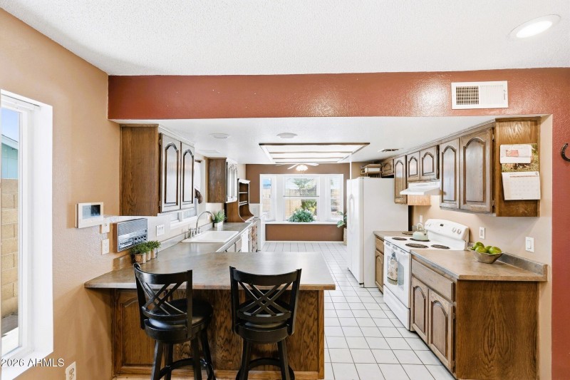 Kitchen and Breakfast Bar