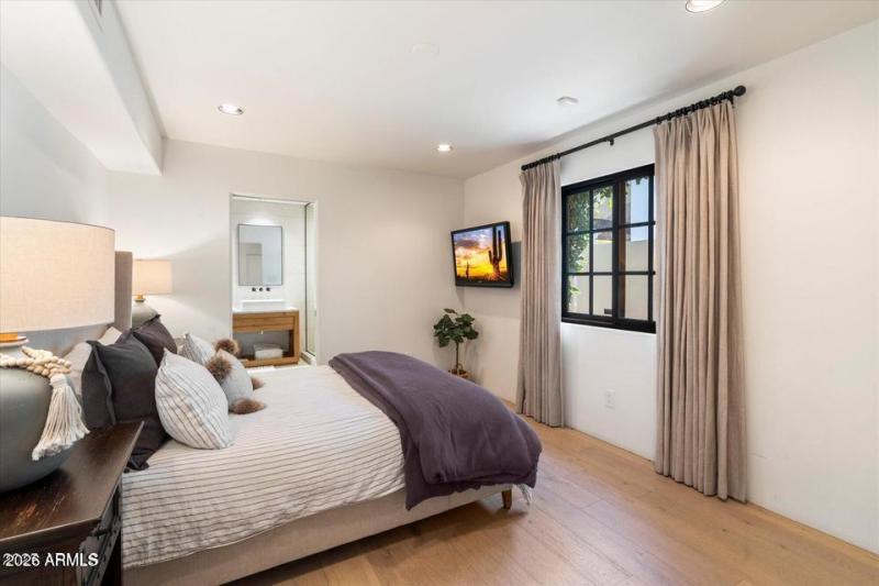 20 Guest Bedroom