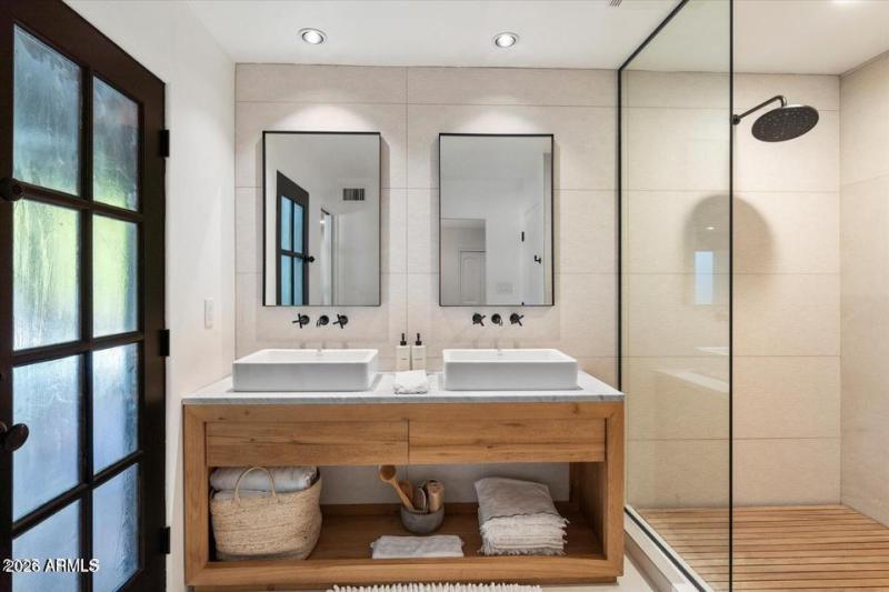 19 Guest Bath
