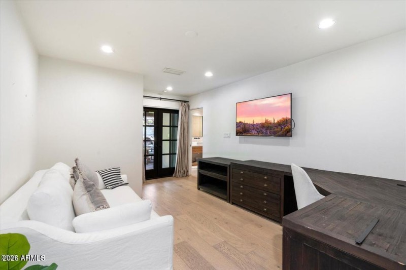 21 Guest Bedroom