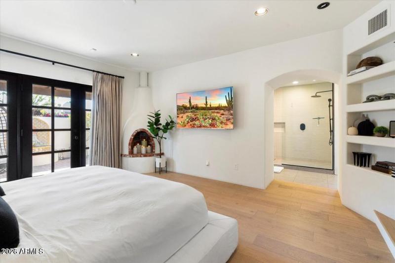 14 Primary Bedroom