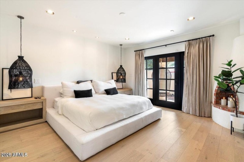 13 Primary Bedroom
