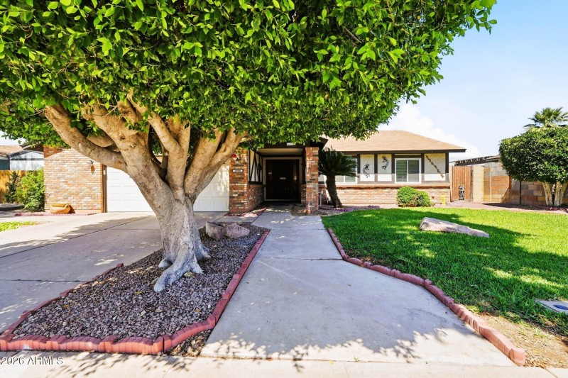 Great Curb Appeal!