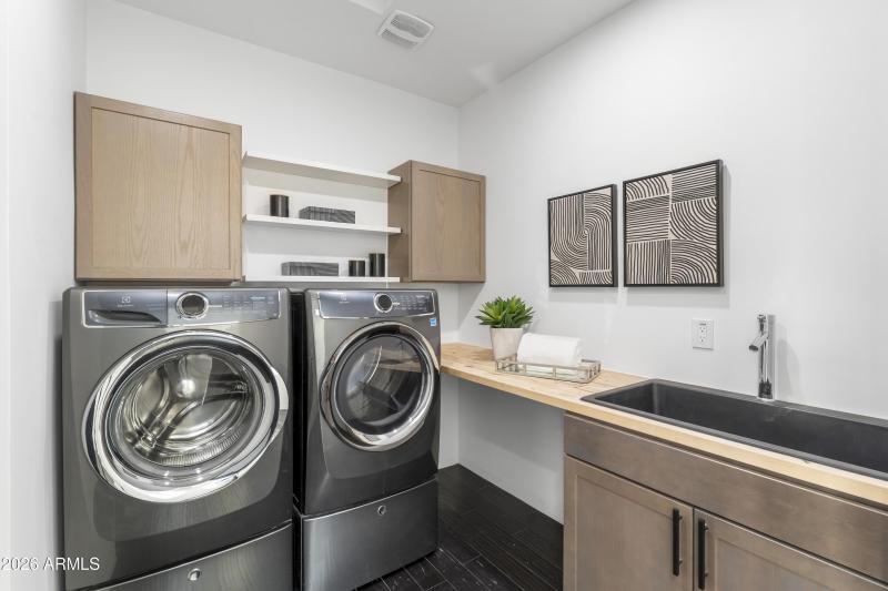 Upper Laundry Suite