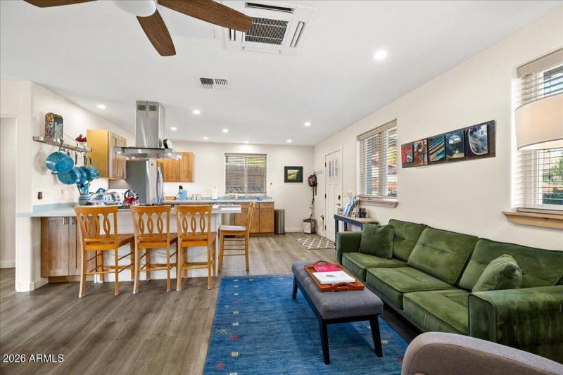42-Guest House Living