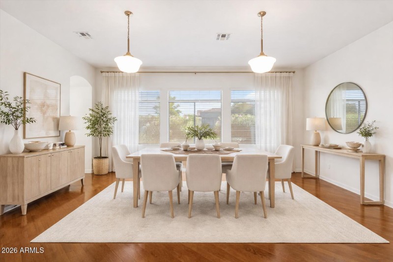 Elegant daytime dining room decor