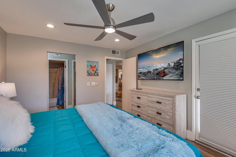 4150Cactus-king bedrrom from bed
