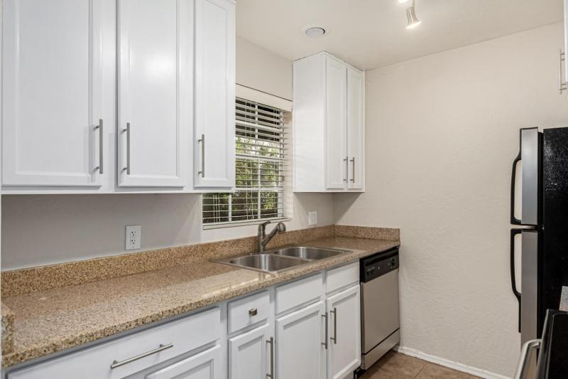 SPACIOUS KITCHEN
