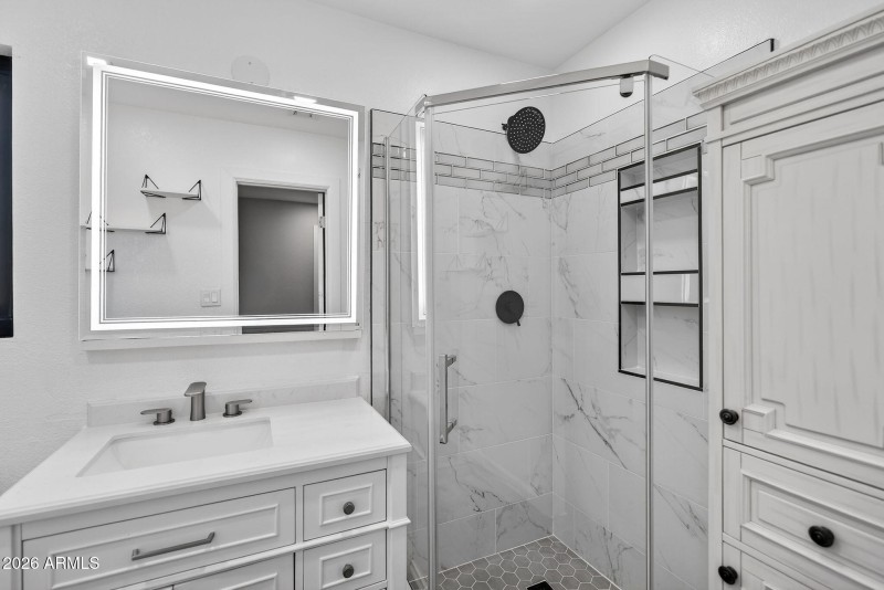 Love the lit mirror!