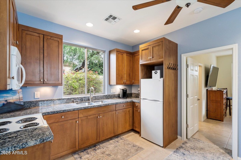 Casita-kitchen 3