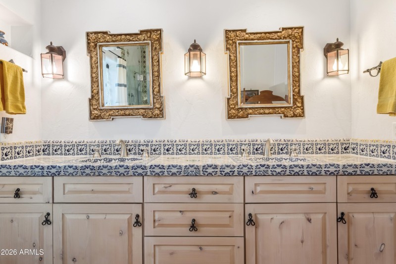 Master Bathroom (4)