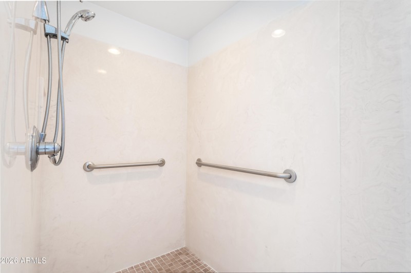 Guest Home~ Walk in shower area