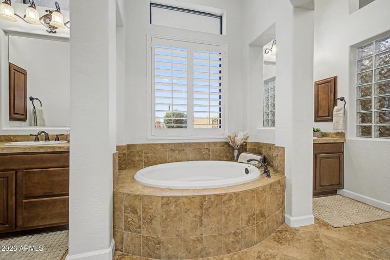 Luxurious soaking tub