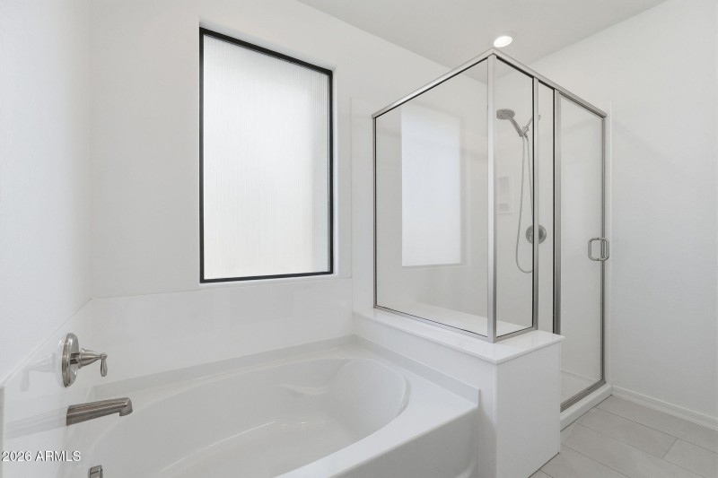 Master bathroom w/ tub and shower