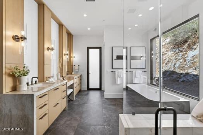 Master Bath - 2 WC
