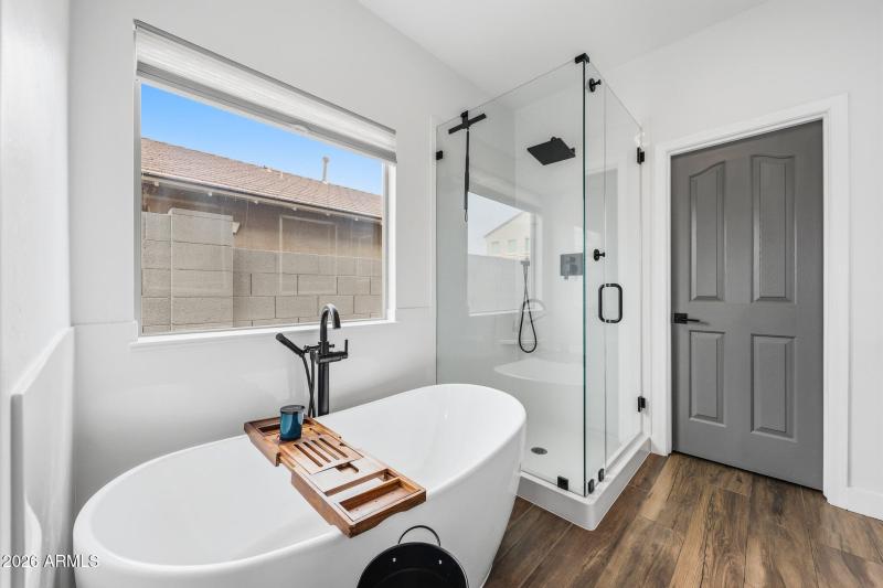 Huge Updated Soaker Tub
