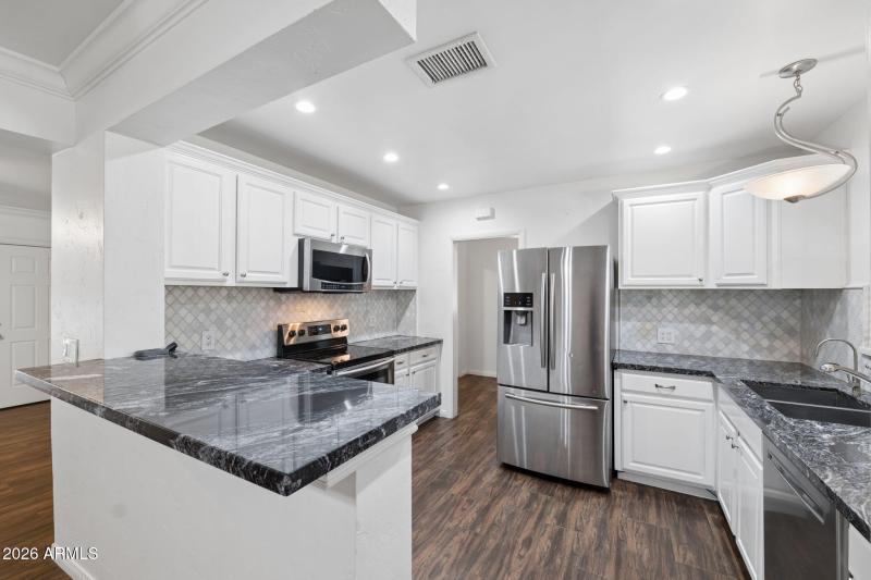 11-web-or-mls-1802-e-missouri-ave