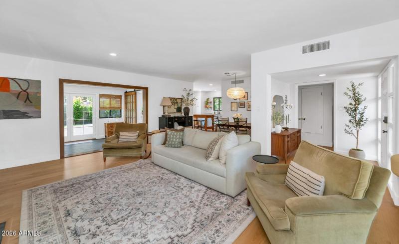 103 W Palmcroft Dr-large-004-021-TOD0880