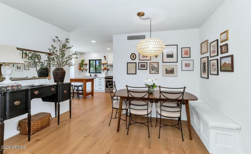 103 W Palmcroft Dr-large-008-025-TOD0884