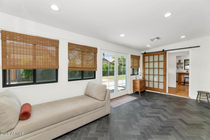103 W Palmcroft Dr-large-013-017-TOD0876