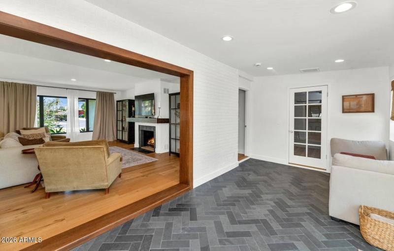 103 W Palmcroft Dr-large-014-018-TOD0877