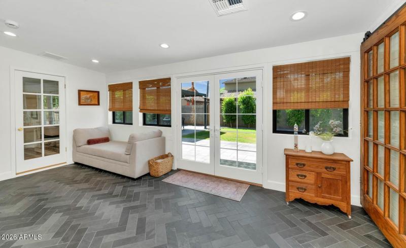 103 W Palmcroft Dr-large-015-019-TOD0878