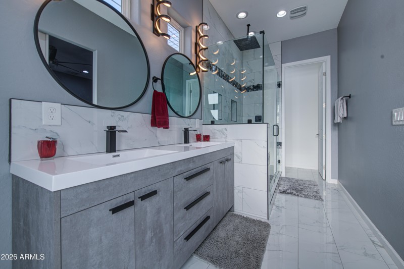 Bathroom 2-pic 3