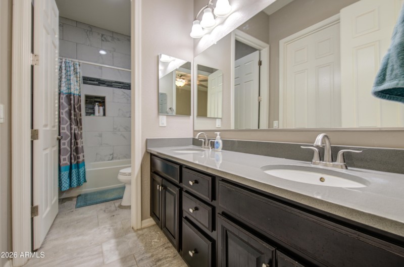 Bathroom 5-pic 2