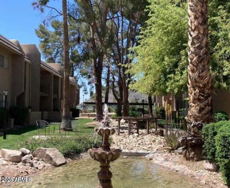 COURTYARD WITH MOUTAIN CAMELBACK VIEWS
