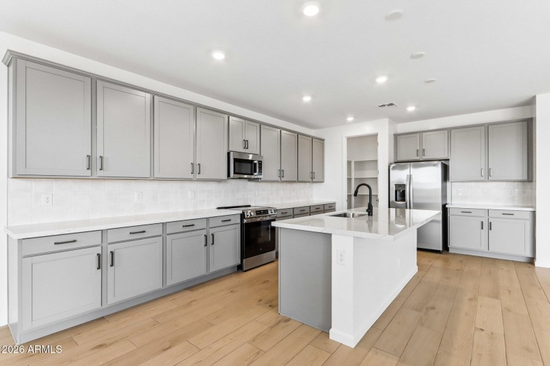 11-web-or-mls-W Brown St-S2304-011