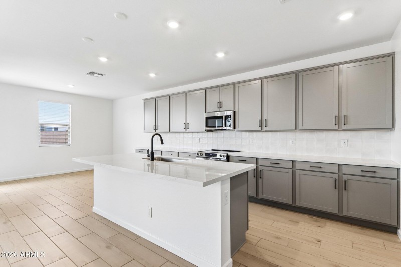 14-web-or-mls-W Brown St-S2304-014