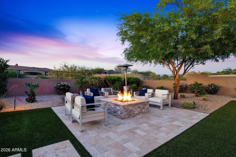 Backyard Patio w Fire Pit