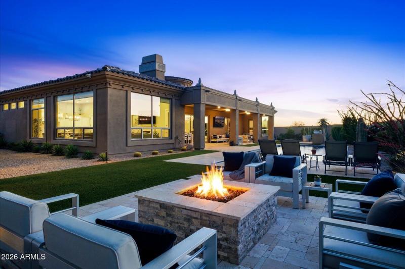 Fire Pit Lounge & Covered Patio