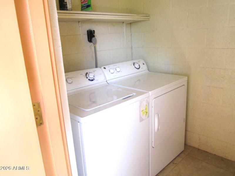 11 419 LAUNDRY ROOM WITH STORAGE SHELVES