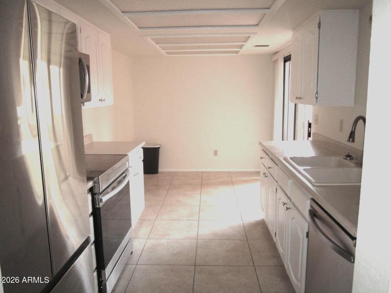 11 419 KITCHEN WITH BALCONY ENTRANCE