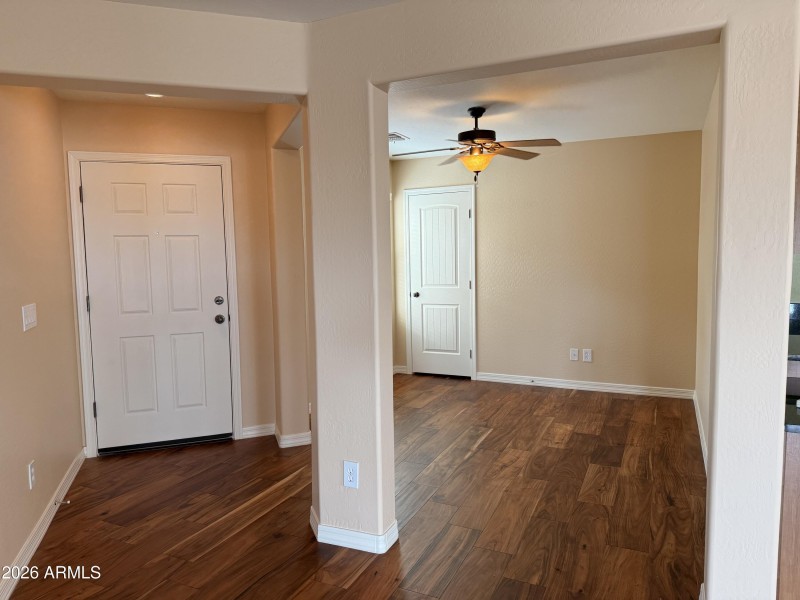 Entry / Den