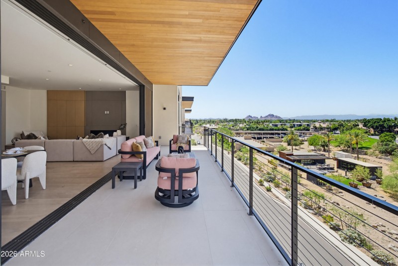 B405 Expansive Patio