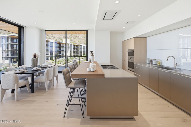B405 Kitchen & Dining