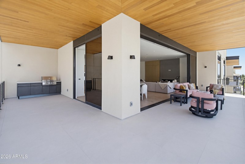B405 Massive Covered Patio